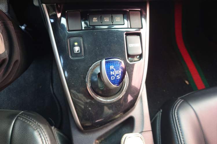 Used Toyota Levin 2016 Dual-Engine 1.8H GS E-CVT Elite Model with Sunroof Gear Lever