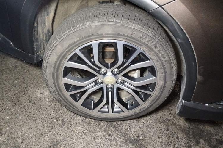 Used Mitsubishi Outlander 2018 2.4L 4x4 Elite Edition 5 Seats Right Front Wheel Hub