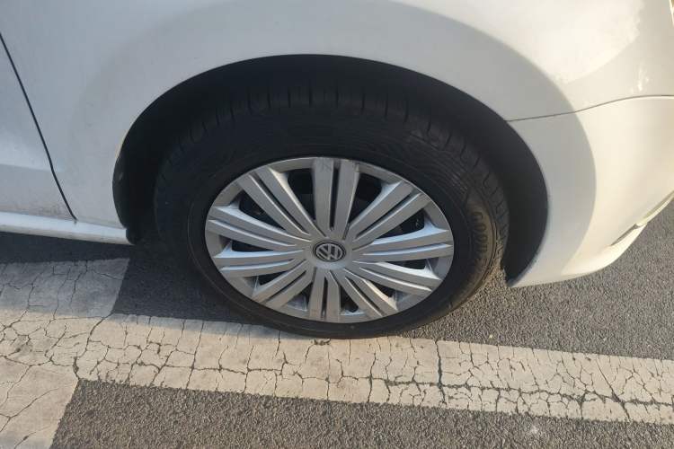 Used Volkswagen Polo 2016 1.6L Automatic Comfort Model Right Front Wheel Hub