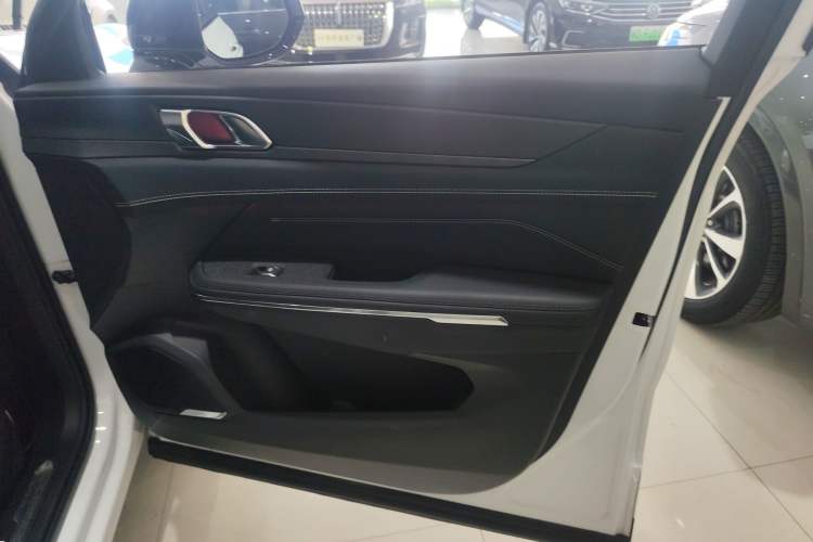 Used Lynk & Co 05 2023 2.0TD Two-Wheel Drive Shine Halo