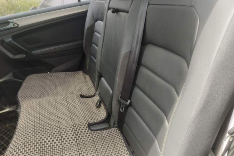 Used Volkswagen Tiguan L 2019 380TSI Automatic All-Wheel Drive Luxury Edition with 7 Seats China VI Standard Left Rear Seat