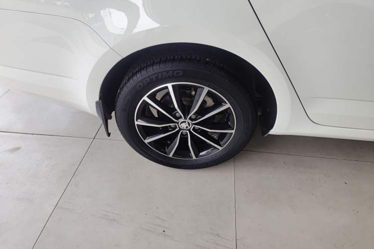 Used Skoda Octavia 2017 1.6L Automatic Smart Drive Edition Right Rear Wheel Hub