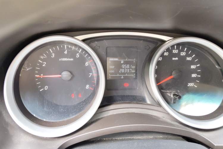 Used Wuling Hongguang 2018 1.5L S Comfort Model L2B Odometer Close Up