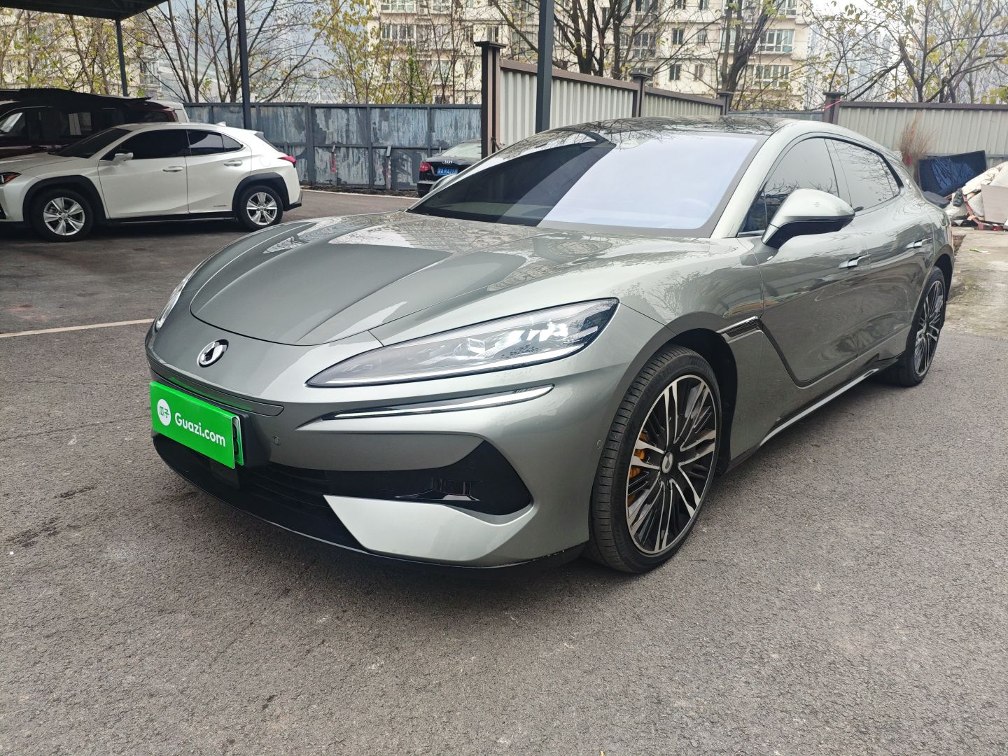 Под передней частью автомобиля