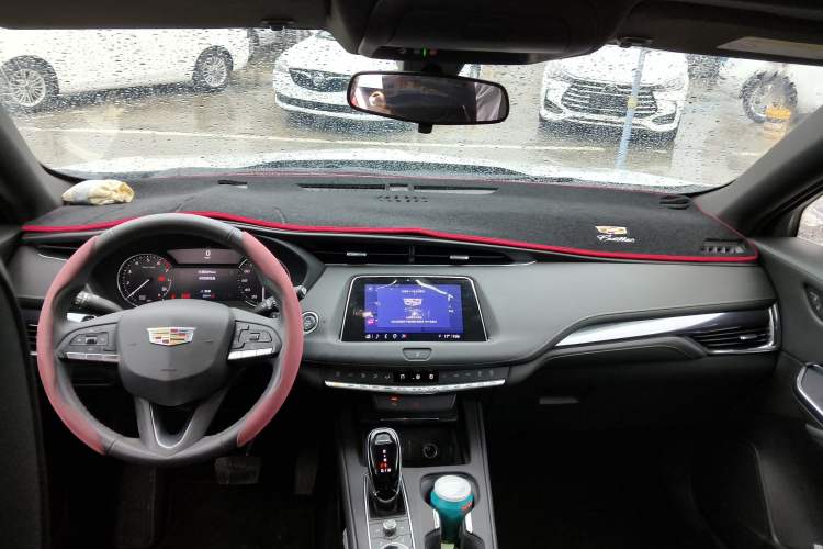 Used Cadillac XT4 2022 28T Two-Wheel Drive Fashion Edition Center Console