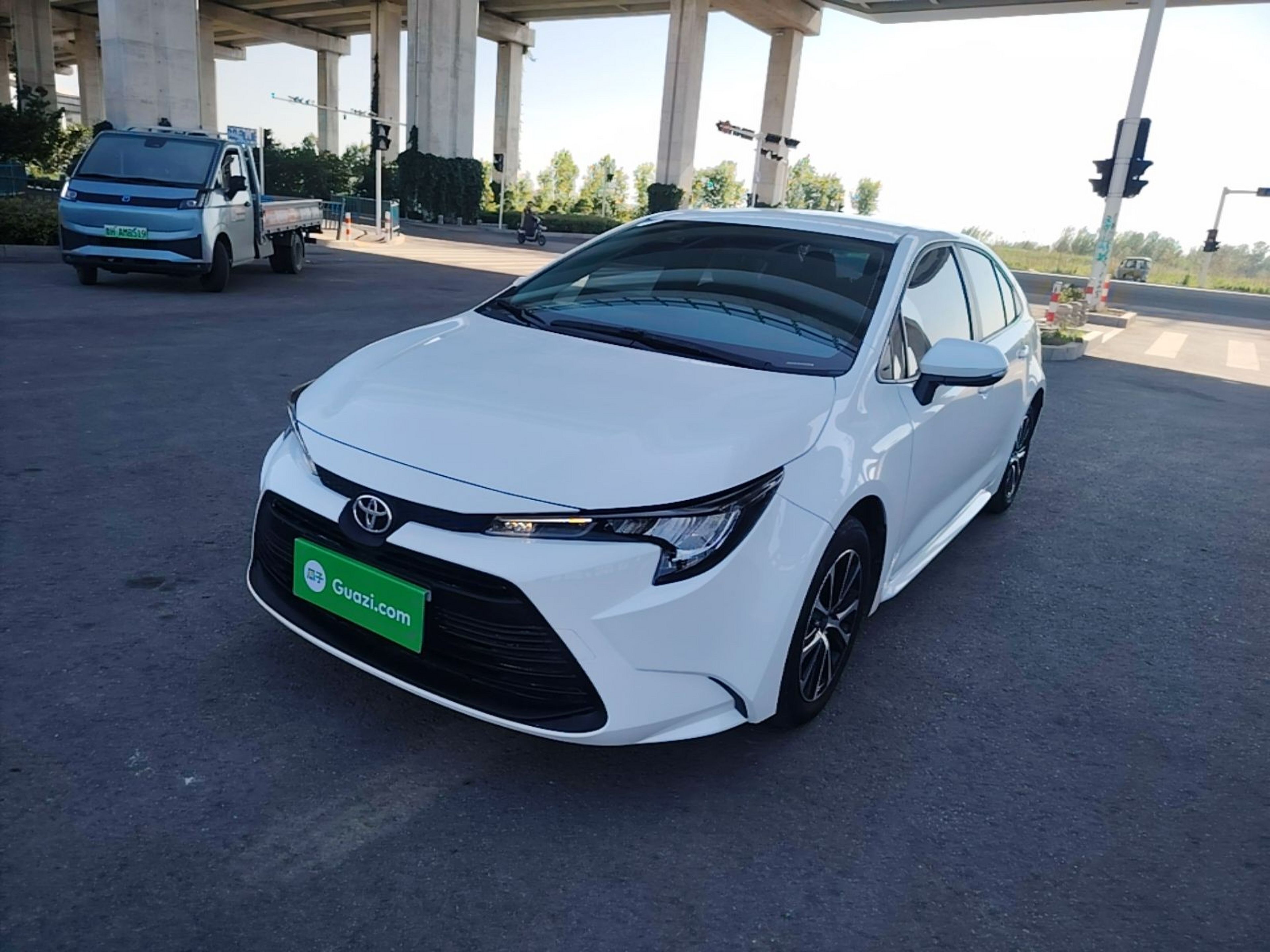 Под передней частью автомобиля