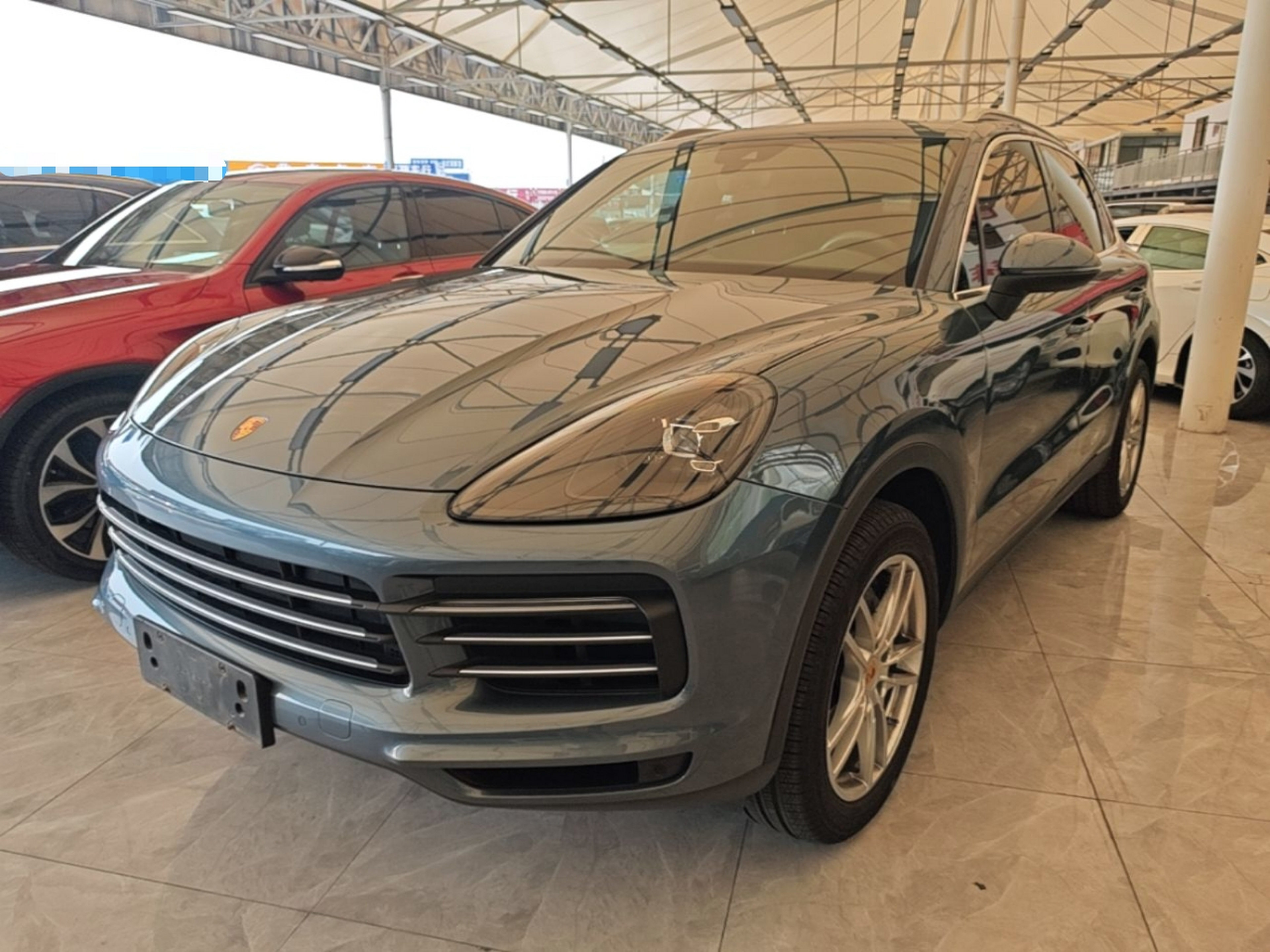 Под передней частью автомобиля