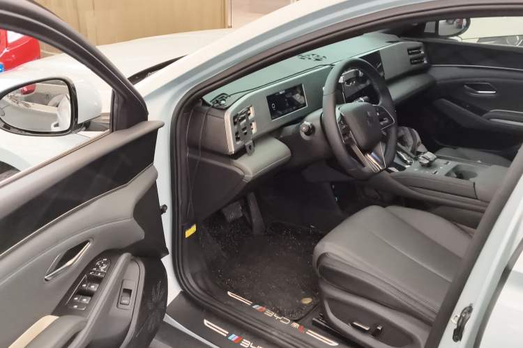 Used BYD Qin L 2024 DM-i 120KM Beyond Model Driver Seat