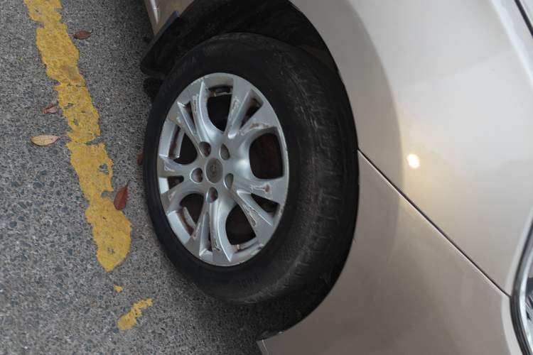 Used Haima Fumei 2014 M5 1.6L Manual Elite Model Right Front Wheel Hub