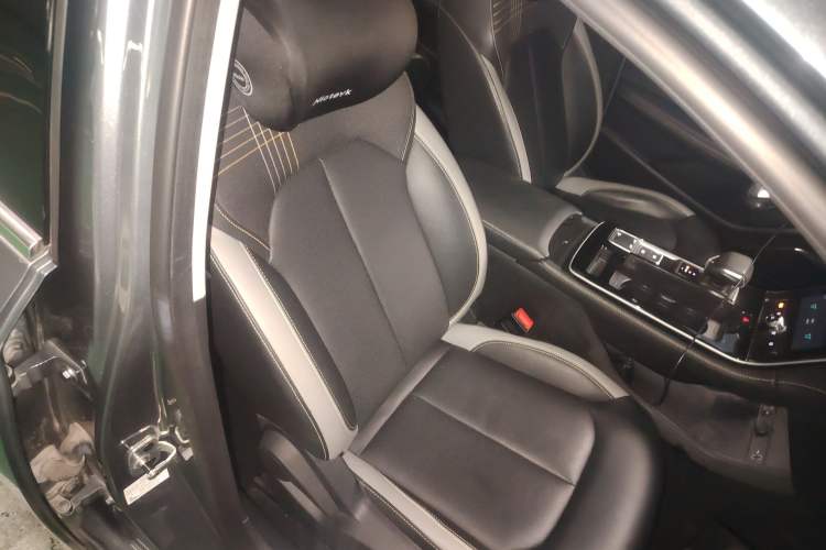 Used Roewe i6 MAX 2020 300TGI Automatic Supreme Edition with Cool Sunroof and Advanced Driving Features