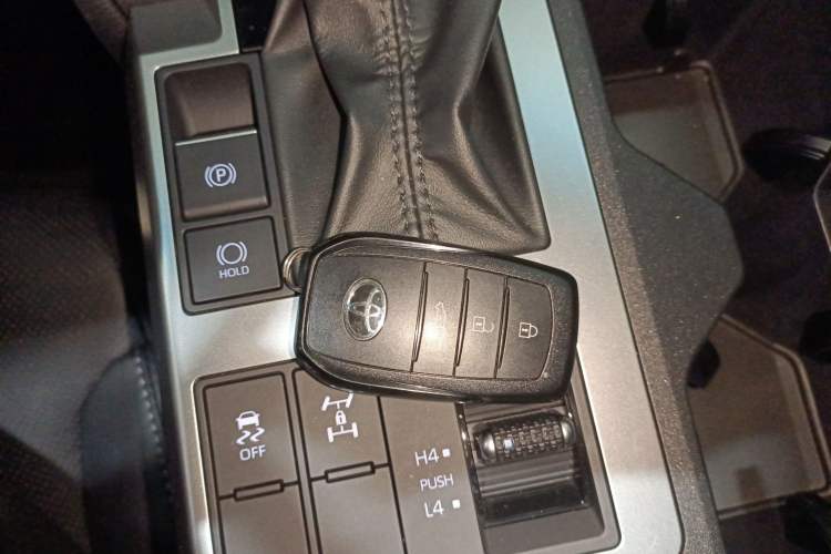 Used Toyota Prado 2024 2.4T All-Terrain TX Version 5 Seats Vehicle Key