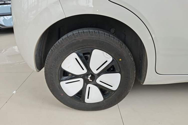 Used Wuling Hongguang MINIEV 2025 Four-Door Version Advanced Edition Right Rear Wheel Hub