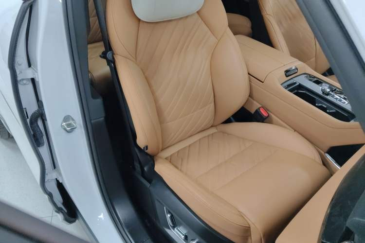 Used Lynk & Co 09 2021 2.0T Halo Six-Seater
