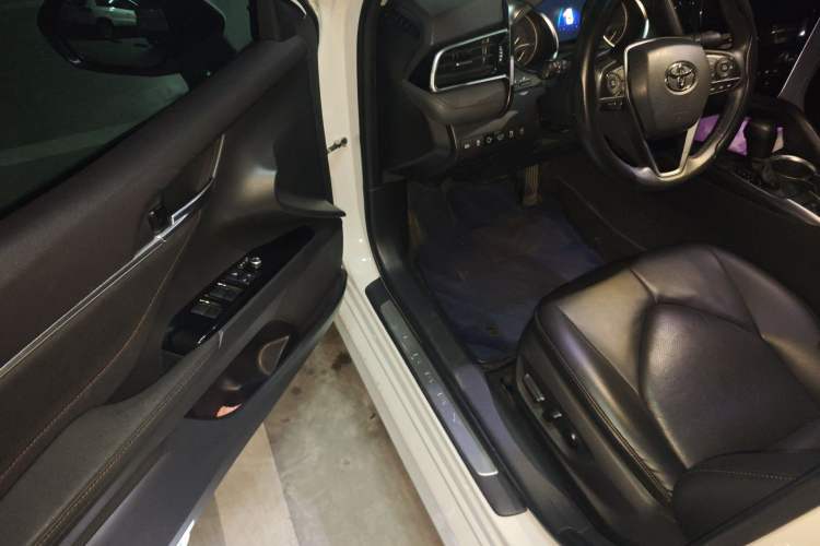 Used Toyota Camry 2021 2.0G Luxury Edition
