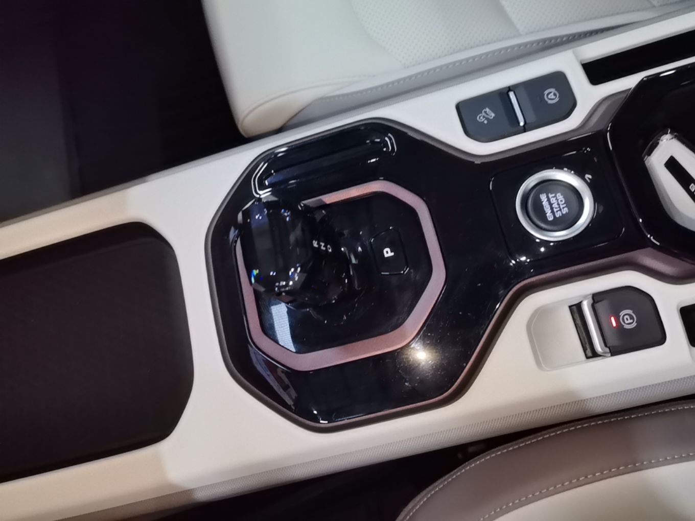 Geely Auto icon 2026 Model Chocolate 1.5TD Pure & Refined Edition — снимка 16