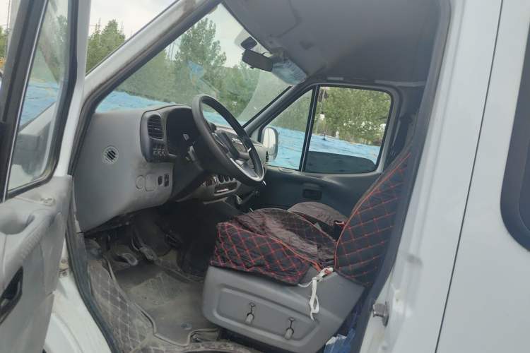 Used JMC Transit 2019 2.8T Commercial Version Long Wheelbase Mid-Roof 6-Seater Rear Single Tire China VI Emission Standard – JX493 Left Front Seat