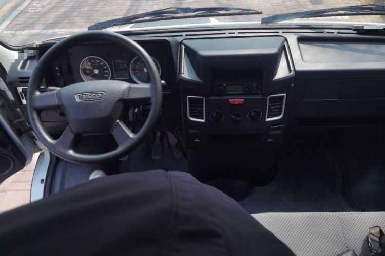 Used Iveco Daily 2021 2.8T V40 VAN厢式 Cargo Van 3-Seater Long Wheelbase Mid-Roof Design Dual Tires Manual Door Center Console