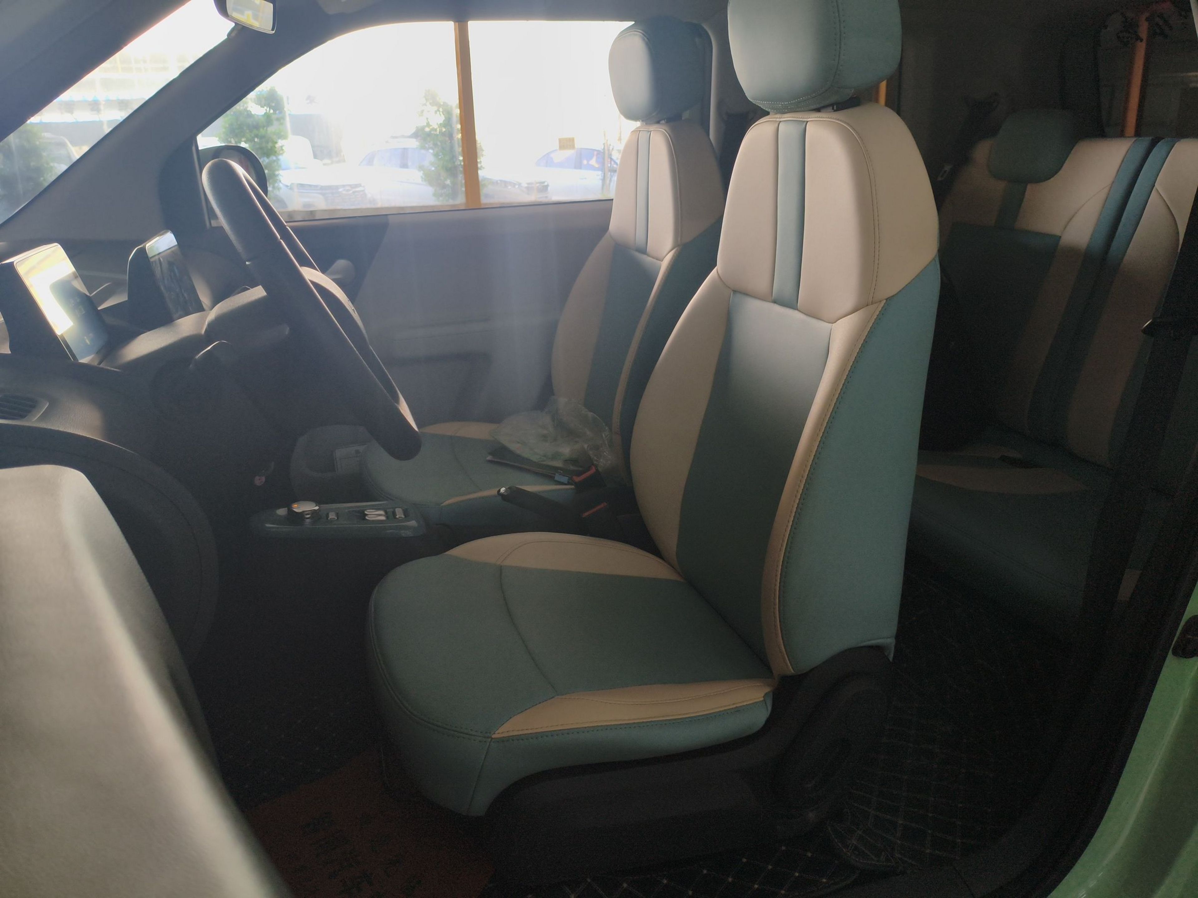 المقاعد الأمامية داخل السيارة