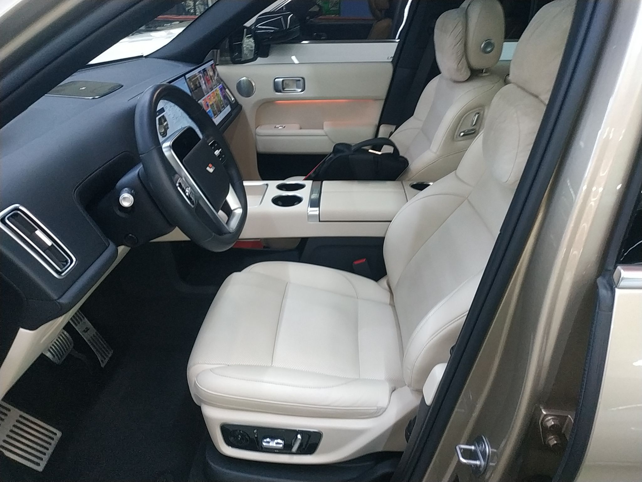 المقاعد الأمامية داخل السيارة