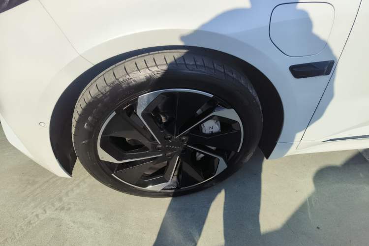 Used Zeekr 001 2022 Long-Range Dual-Motor WE Edition Left Front Wheel Hub