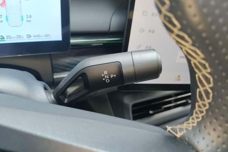 Used Lynk & Co 07 2024 EM-P 126 Long-Range Halo Gear Lever