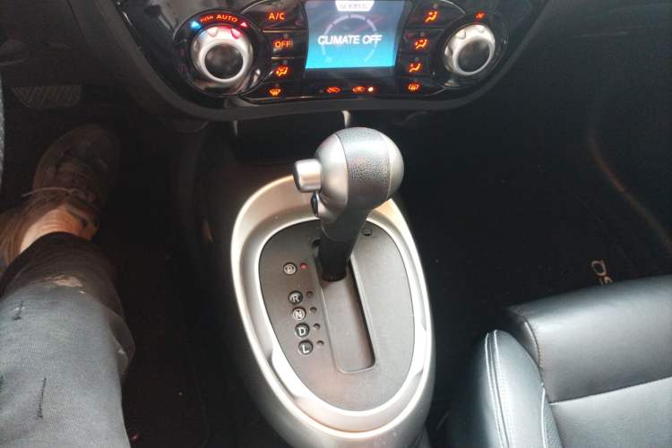 Used Infiniti ESQ 2014 1.6L Luxury Edition Gear Lever