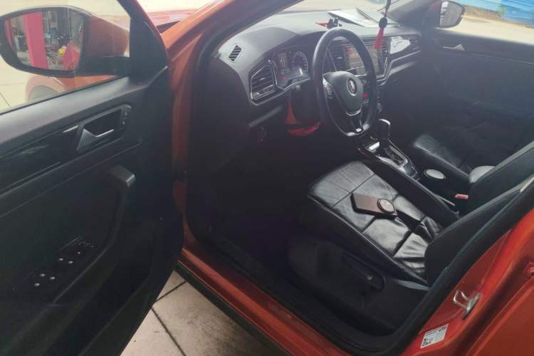 Used Volkswagen T-ROC 2018 280TSI DSG Two-Wheel-Drive Comfort Version China V Standard
