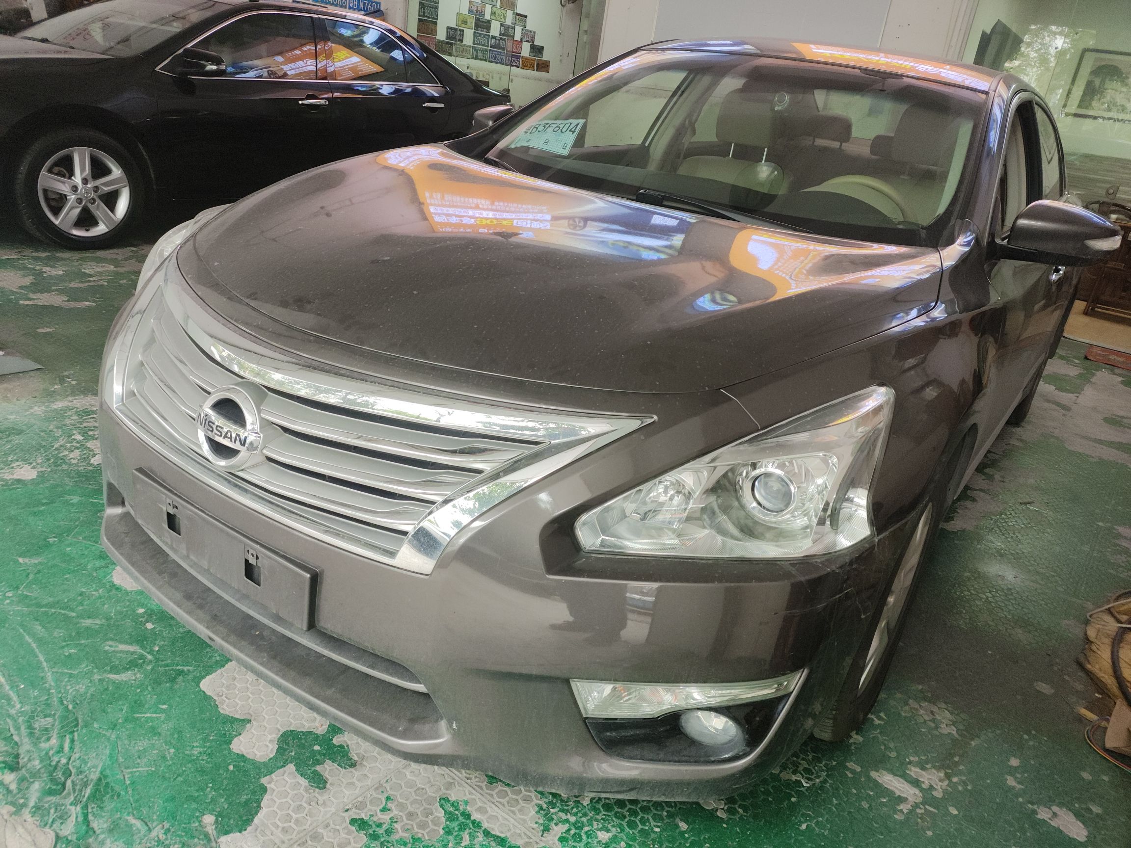 تحت مقدمة السيارة