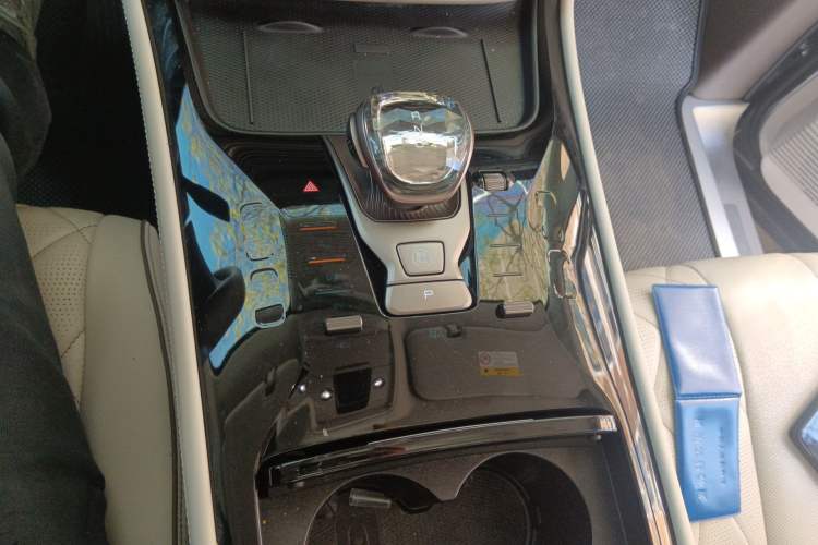 Used Denza D9 2022 DM-i 970 Four-Wheel Drive Prestige Model Gear Lever