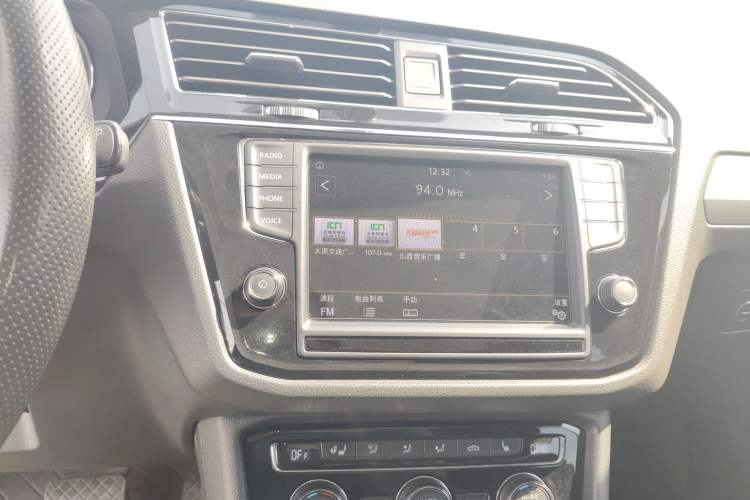 Used Volkswagen Tiguan L 2018 330TSI Automatic Two-Wheel Drive Luxury Edition Audio And AC Panel