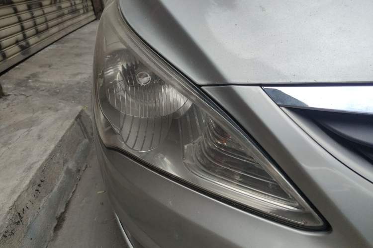 Used Hyundai Verna (older generation) 2010 Sedan 1.4L Automatic Fashionable GT Model Right Front Headlight