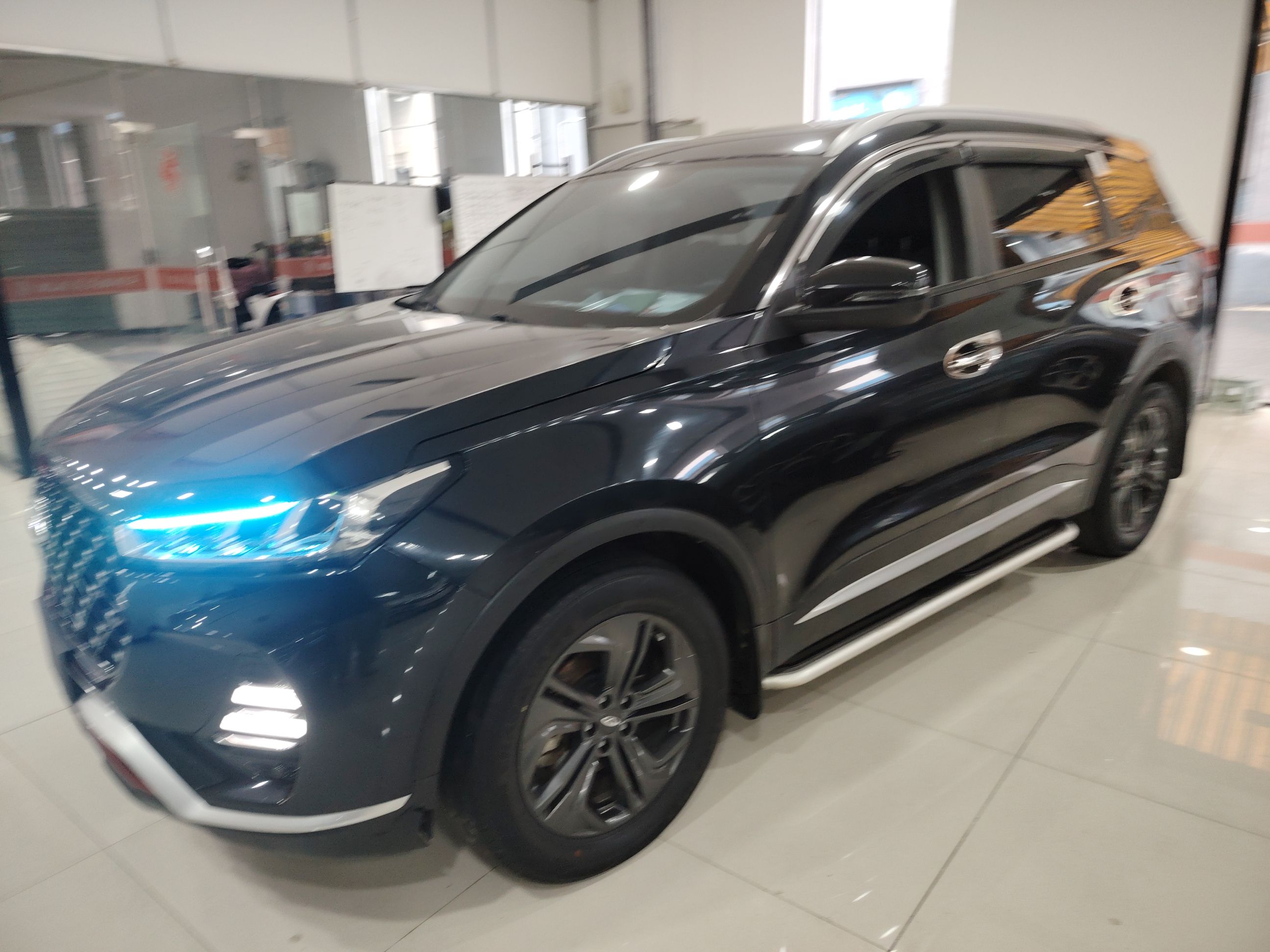 تحت مقدمة السيارة