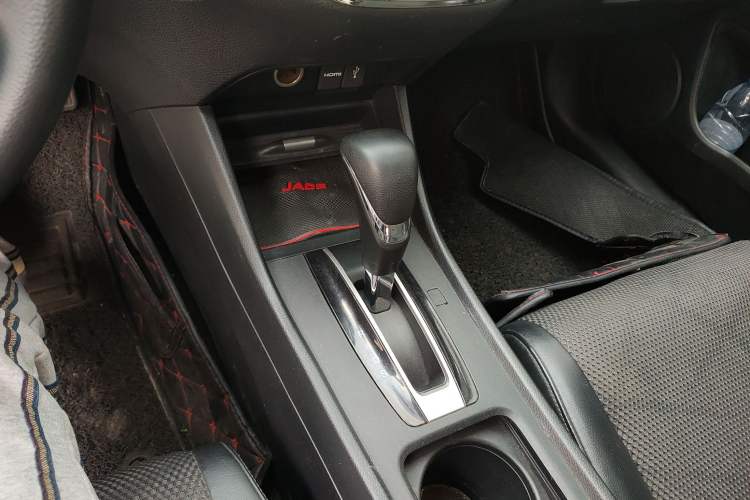 Used Honda Jade 2013 1.8L automatic Comfort version 5 seats Gear Lever