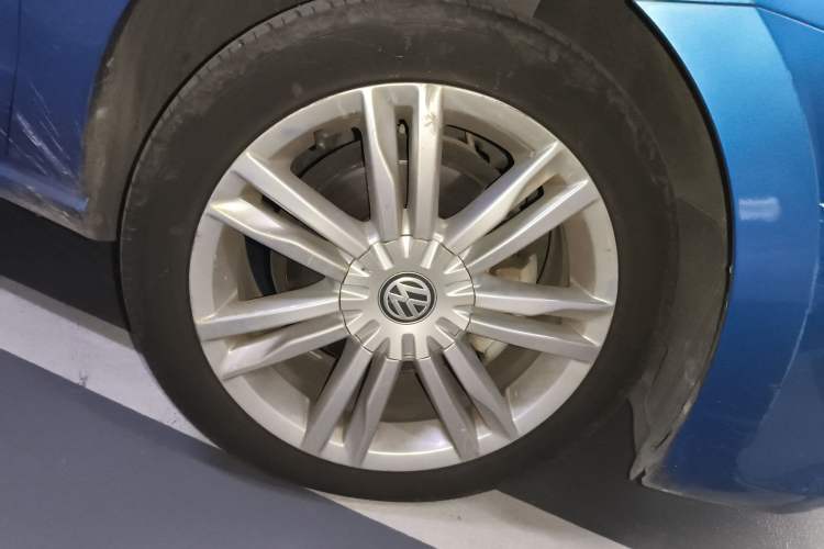 Used Volkswagen Golf Sportsvan 2018 230TSI Automatic Luxury Model Right Front Wheel Hub