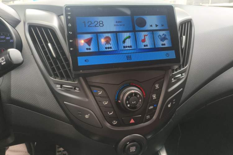 Used Hyundai Veloster 2015 1.6T Automatic Luxury Edition Audio And AC Panel