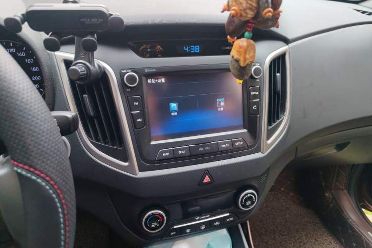 Used Hyundai ix25 2015 1.6L Automatic Two-Wheel-Drive Deluxe DLX Model Audio And AC Panel