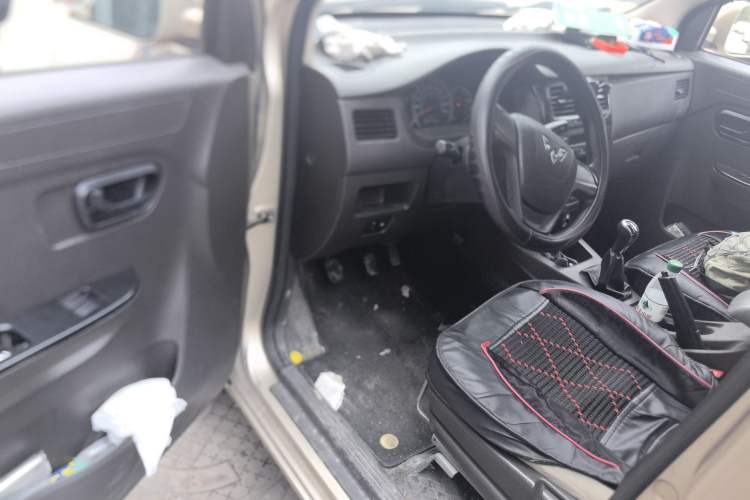 Used Wuling Rongguang V 2016 1.5L Standard Version
