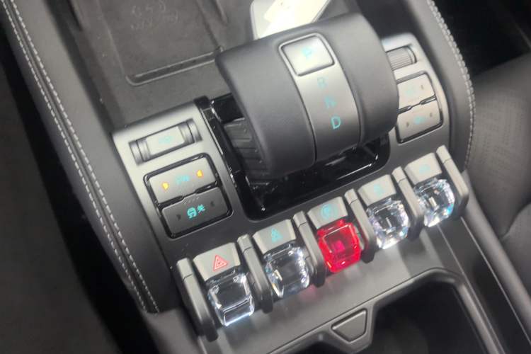 Used Formula Leopard Titanium 3 2025 501KM All-Wheel Drive Intelligent Driving Ultra Version Gear Lever