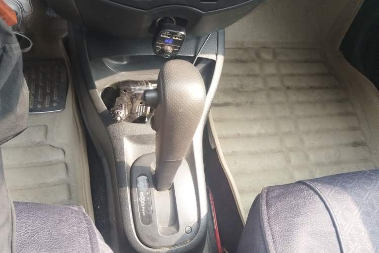 Used Nissan Livina 2010 Jingyue Edition 1.6L Automatic All-in-One Model Gear Lever
