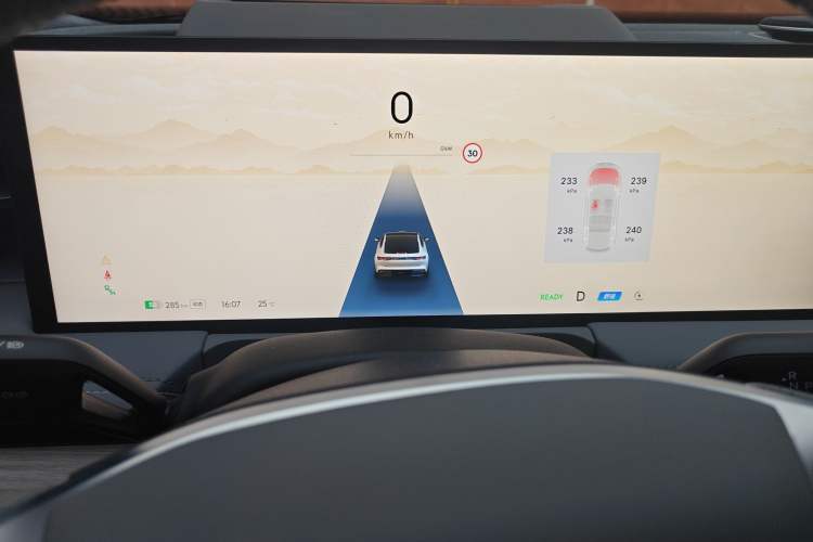 Used Geely Galaxy E8 2024 665 km Range Rear-Drive Starship Long-Range Version
