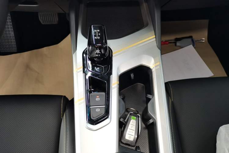 Used Geely Auto Emgrand L HiP 2024 Champion Edition 1.5TD-DHT Pro 100KM Superior Model Gear Lever