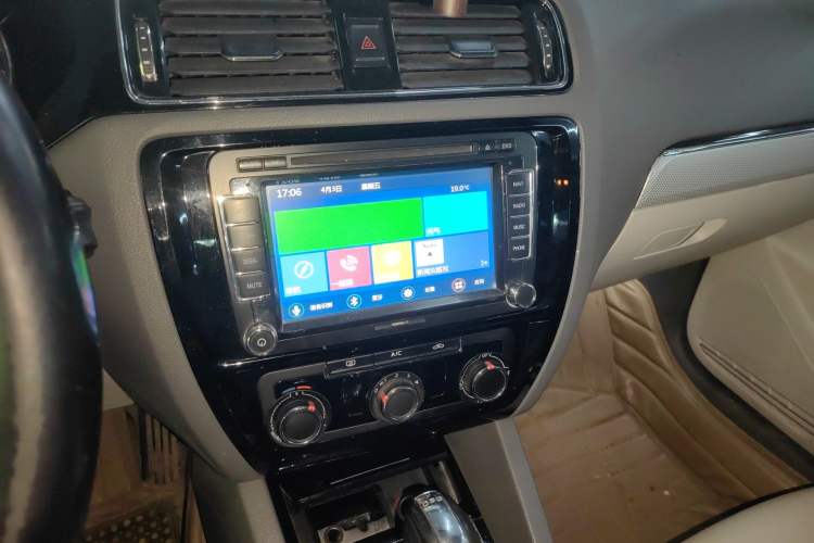 Used Volkswagen Sagitar 2015 230TSI Automatic Comfort Version Audio And AC Panel