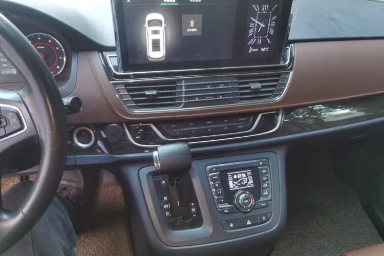 Used SAIC MAXUS G10 2016 2.0T Automatic Luxury Executive Edition Audio And AC Panel