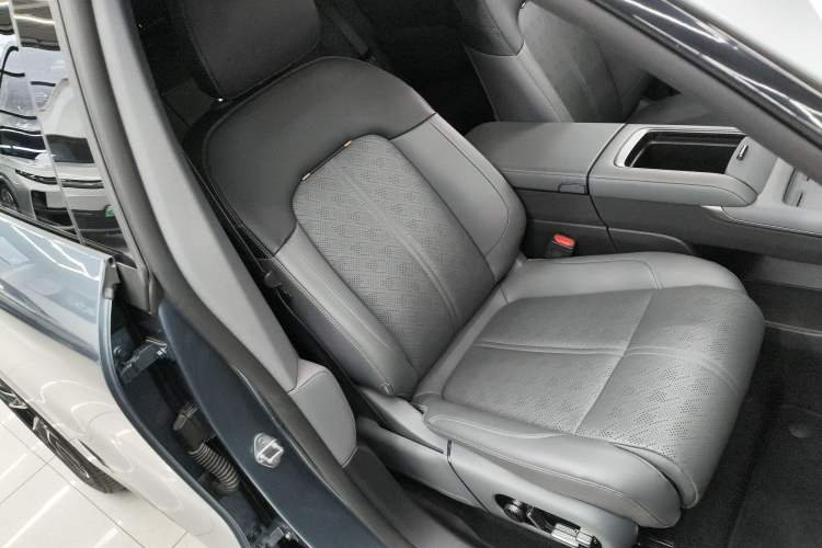 Used Zeekr 7X 2025 100 kWh Long-Range Rear-Wheel Drive with Intelligent Driving Features