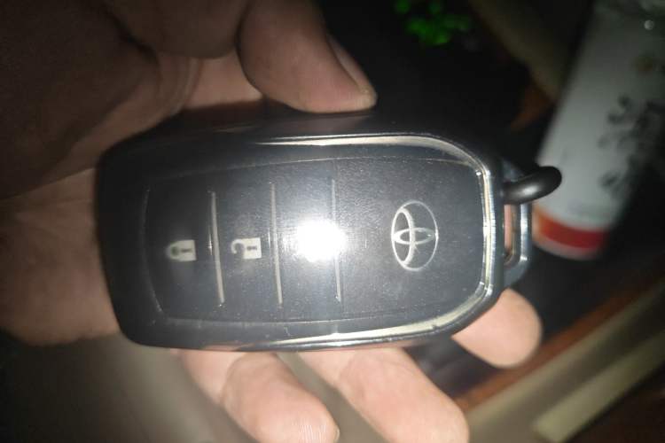 Used Toyota Land Cruiser 2012 4.6L Automatic VX-R Vehicle Key