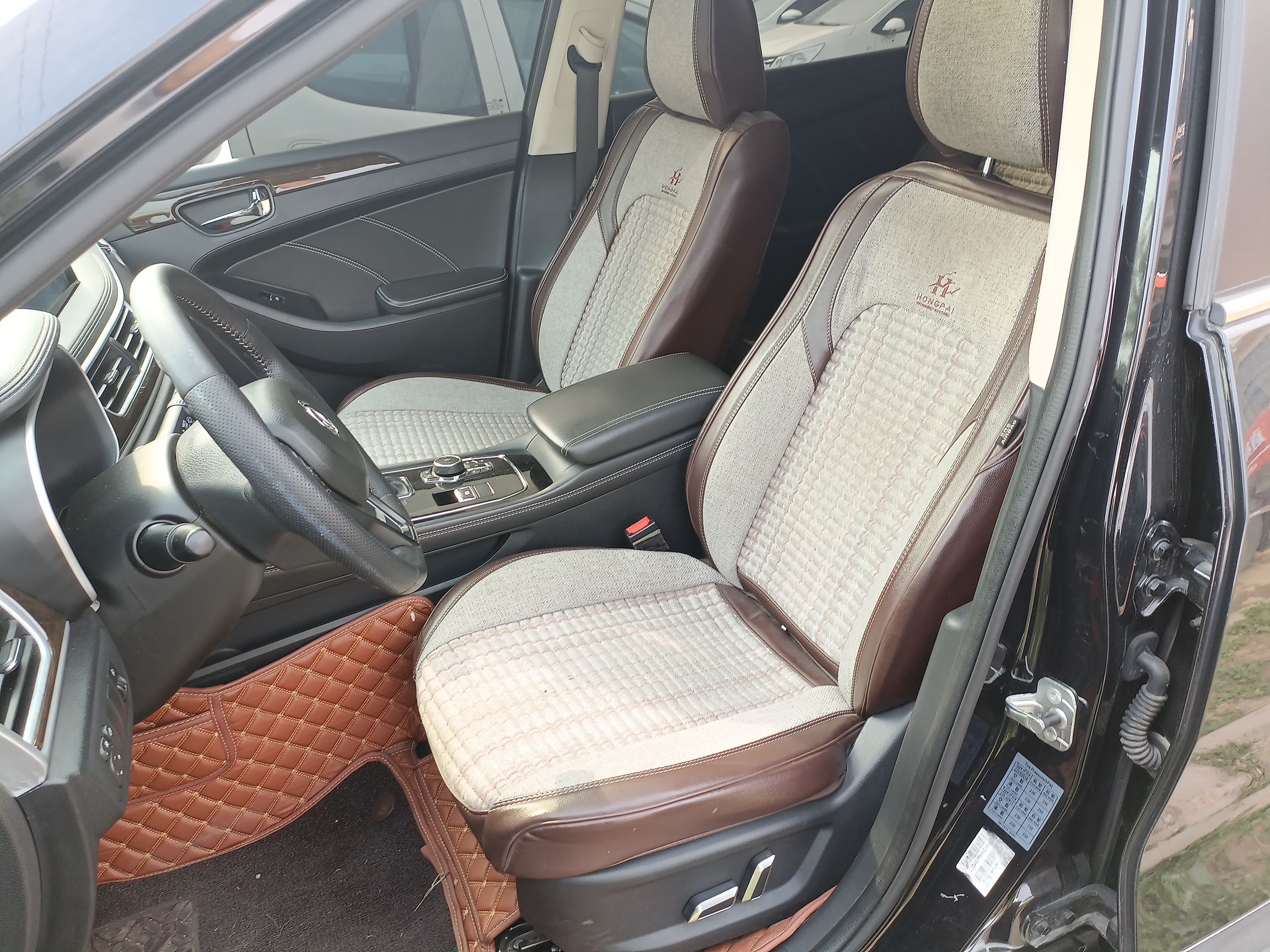 Переднее сиденье в автомобиле