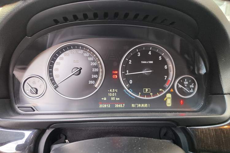 Used BMW 5 Series 2013 525Li Luxury Model
