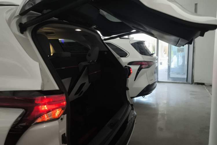 Used Toyota Granvia 2023 2.5L Hybrid Prestige PLUS Edition Trunk