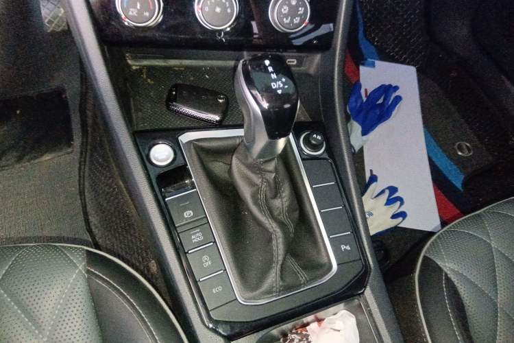 Used Volkswagen Sagitar 2025 Revised 300TSI DSG Excellence Edition Gear Lever