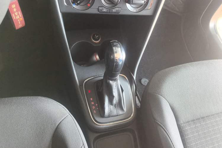 Used Volkswagen Polo 2014 1.6L Automatic Comfort Edition Gear Lever